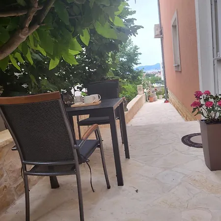 Natali With Private Bathroom And Terrace Appartamento Zara